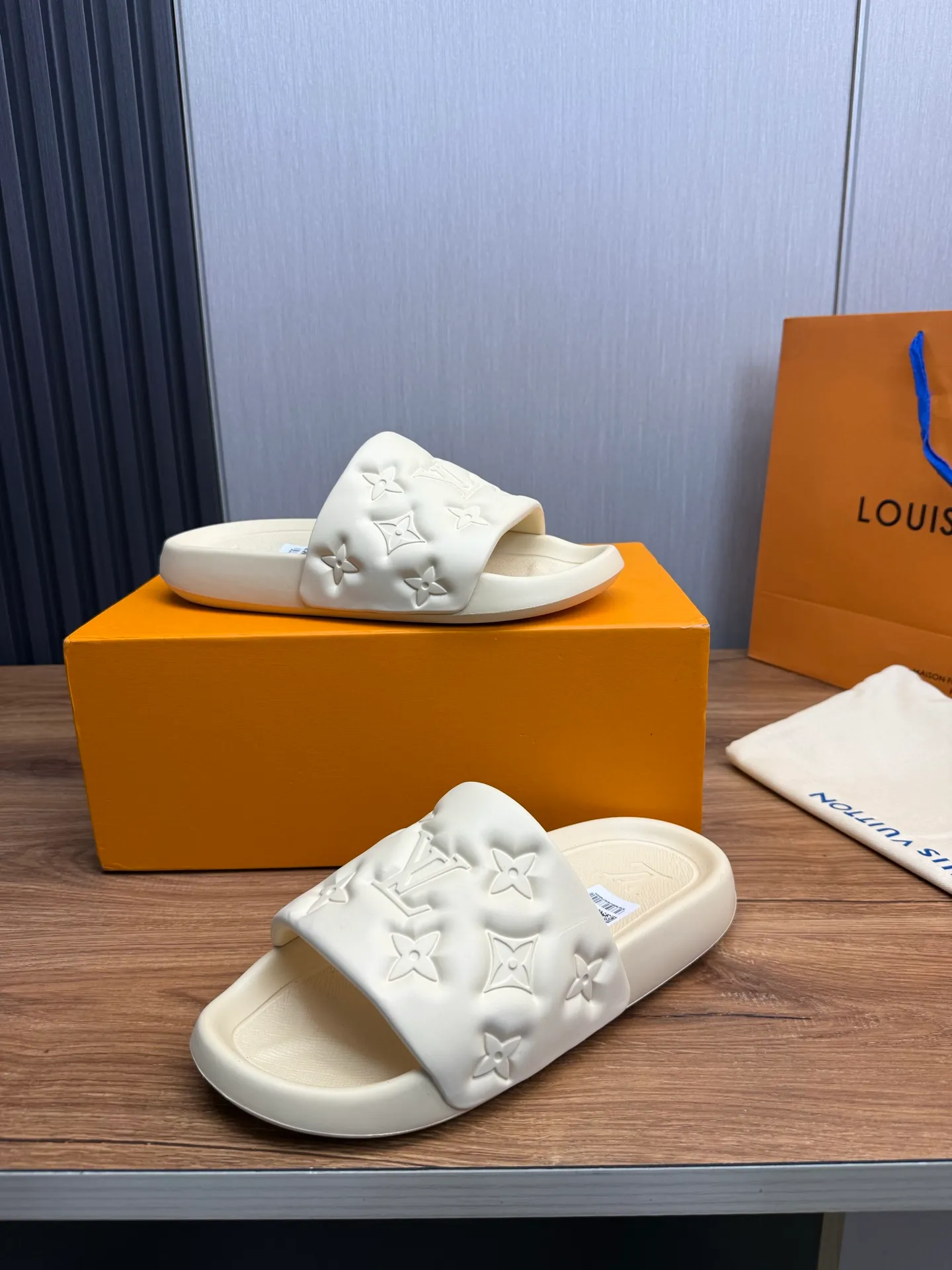 Men's shoes 💰260💰 ▪️LV's popular Little Red Book popular slippers hot sale: 1 shipment✅ Super textured and comfortable slippers, original TPU outsole. Authentic counter box drawer box packaging 🎁Size 38-45